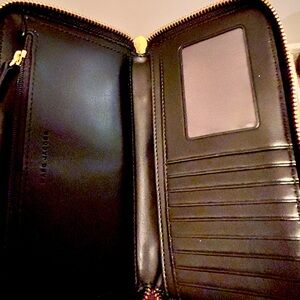 This wallet is so stylish it needs its own stylist 😆😊